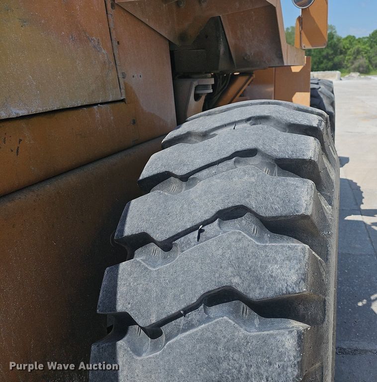 image for item LW9573 1996 Case 621B  wheel loader
