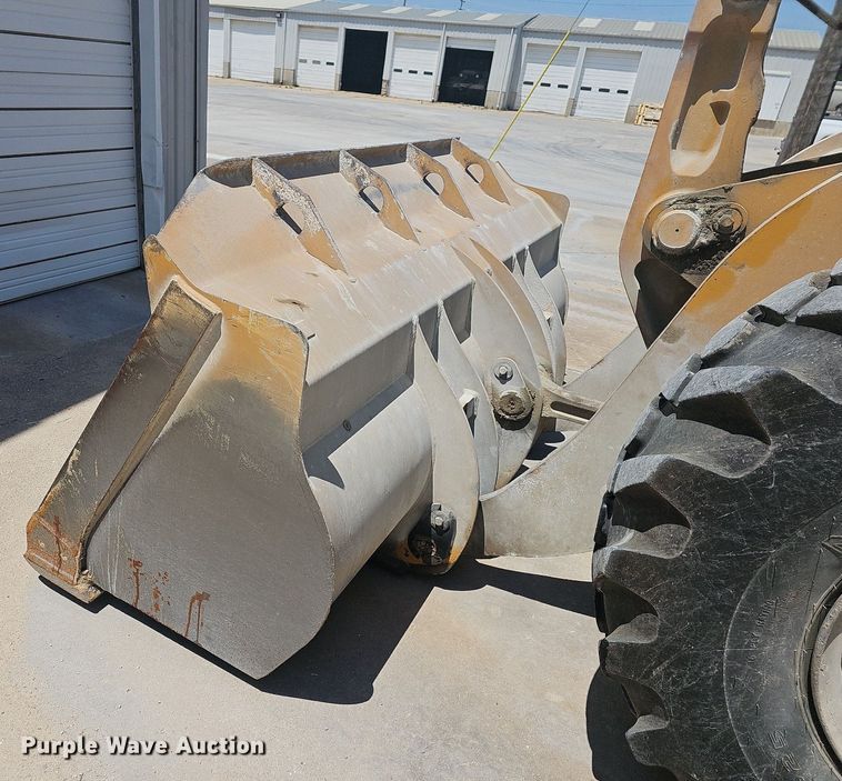 image for item LW9574 1999 Case 621B  wheel loader