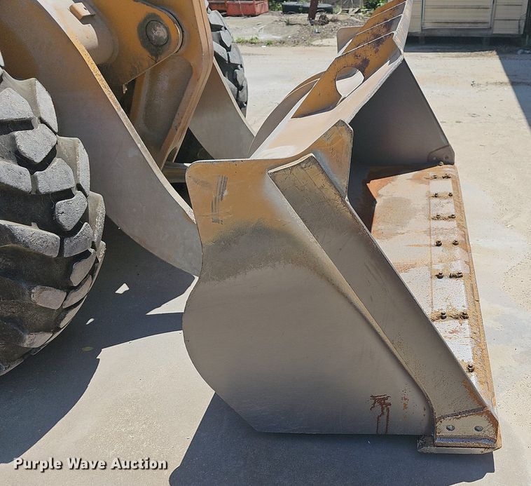 image for item LW9574 1999 Case 621B  wheel loader