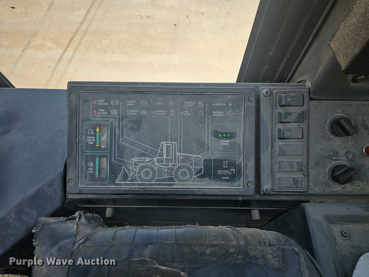 image for item LW9574 1999 Case 621B  wheel loader