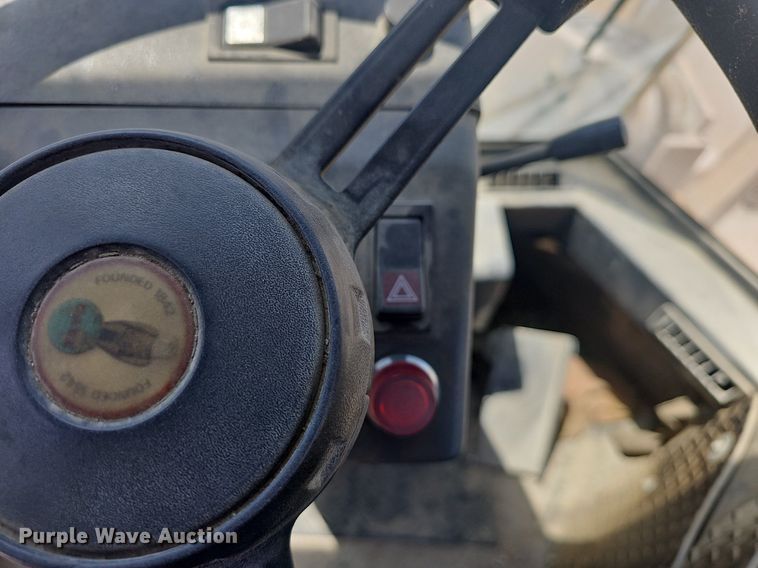 image for item LW9574 1999 Case 621B  wheel loader