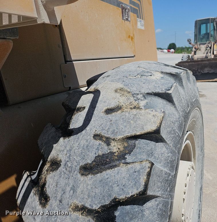 image for item LW9574 1999 Case 621B  wheel loader