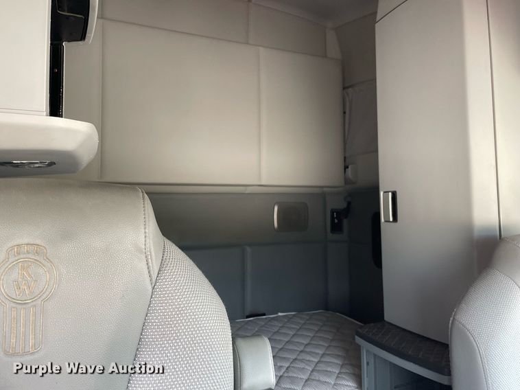 image for item MS9758 2016 Kenworth T680  semi truck