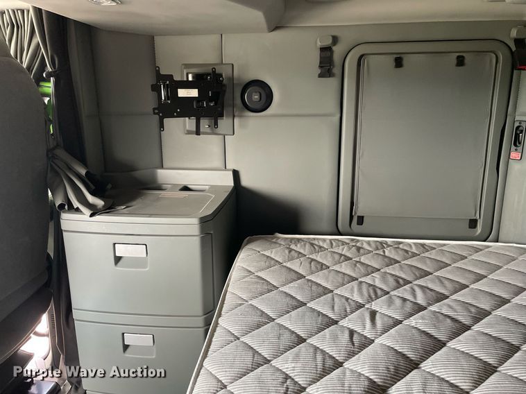 image for item MS9758 2016 Kenworth T680  semi truck