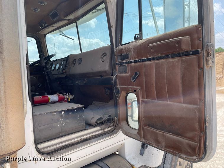 image for item MS9759 1991 International 9400  dump truck