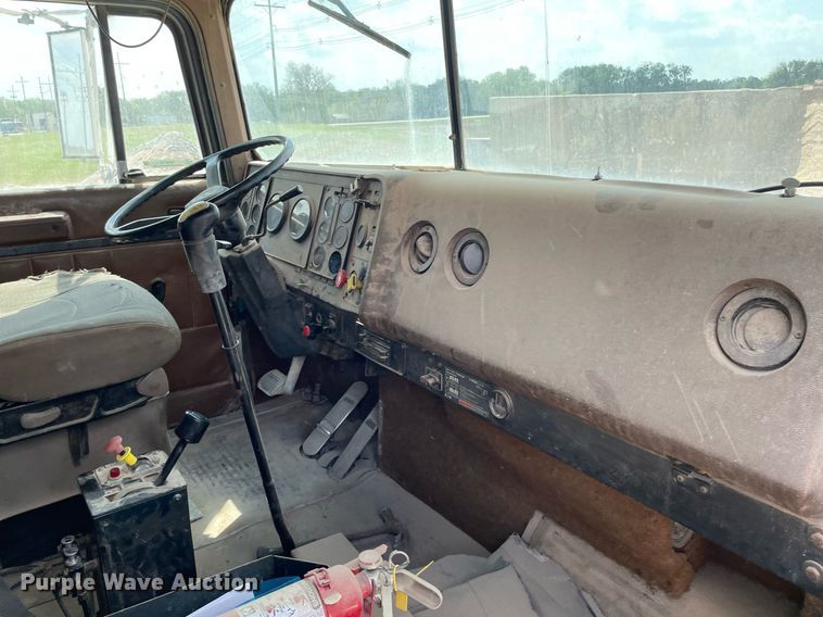 image for item MS9759 1991 International 9400  dump truck