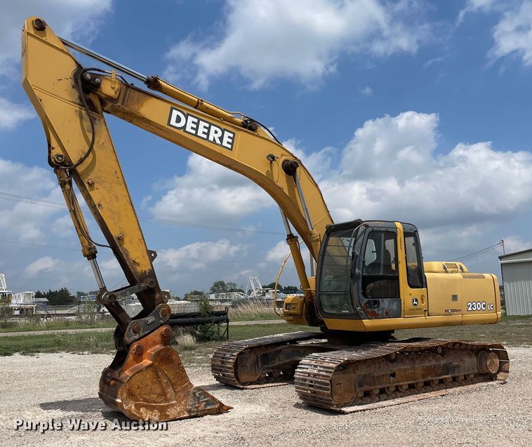 image for item MS9760 2002 John Deere 230CLC  excavator
