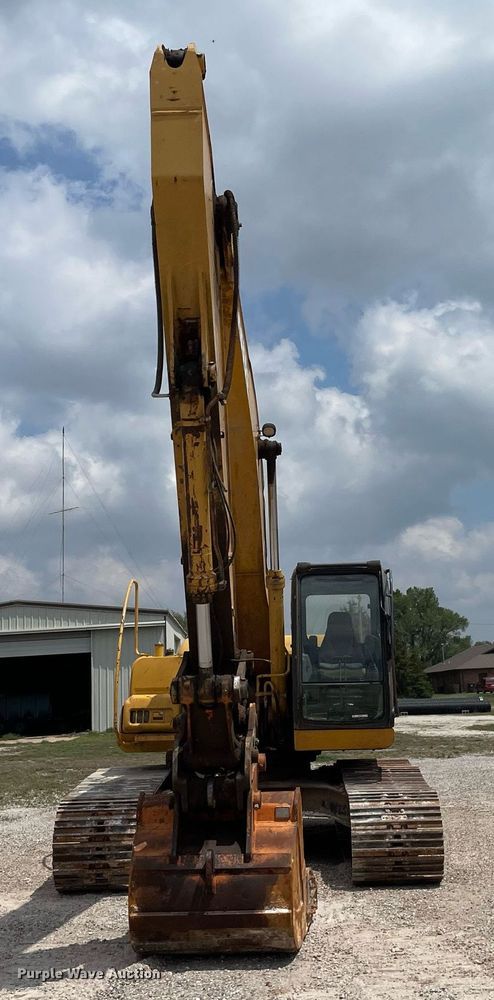 image for item MS9760 2002 John Deere 230CLC  excavator