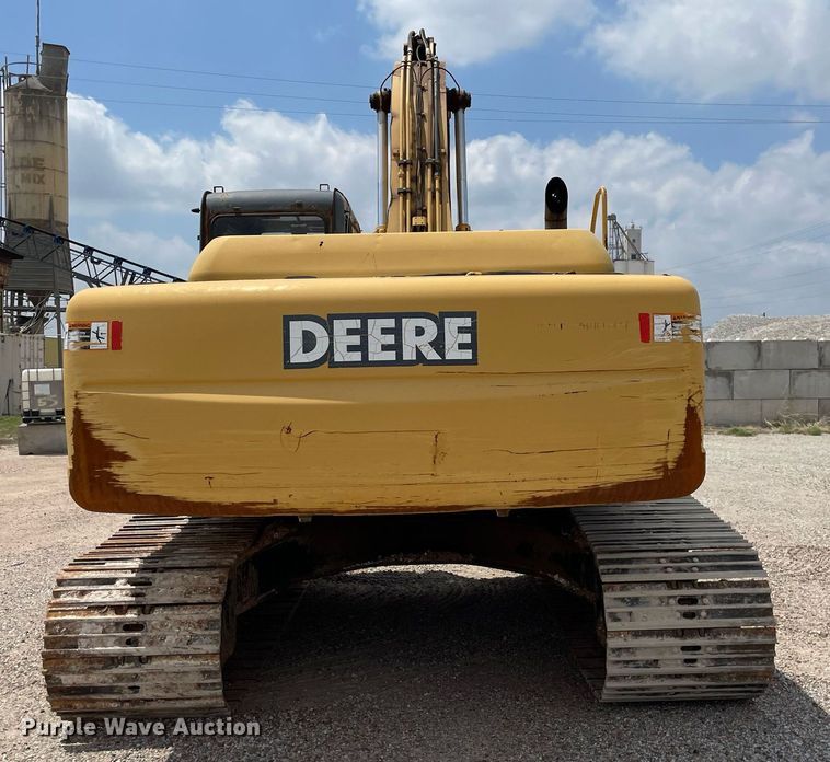 image for item MS9760 2002 John Deere 230CLC  excavator