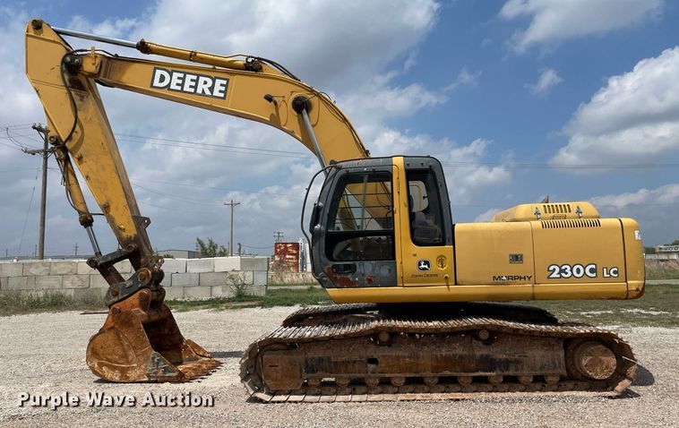 image for item MS9760 2002 John Deere 230CLC  excavator