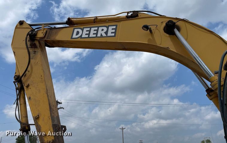 image for item MS9760 2002 John Deere 230CLC  excavator