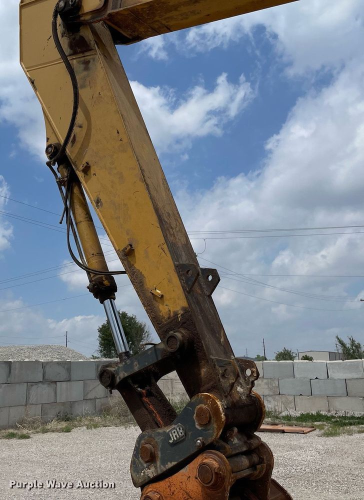 image for item MS9760 2002 John Deere 230CLC  excavator