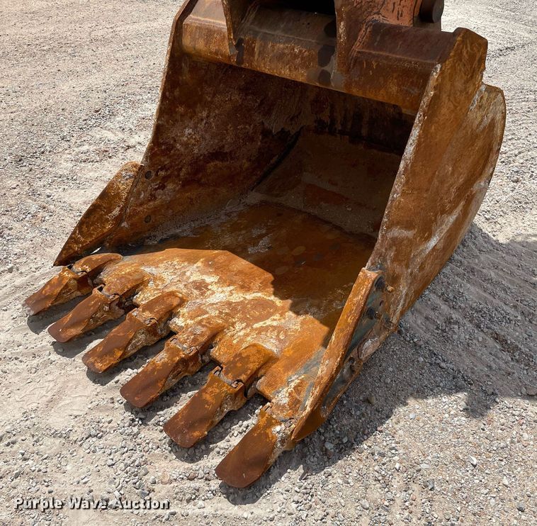 image for item MS9760 2002 John Deere 230CLC  excavator