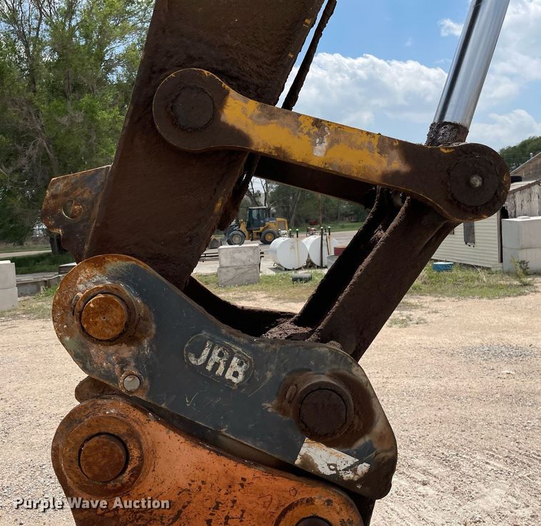 image for item MS9760 2002 John Deere 230CLC  excavator