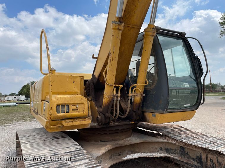 image for item MS9760 2002 John Deere 230CLC  excavator