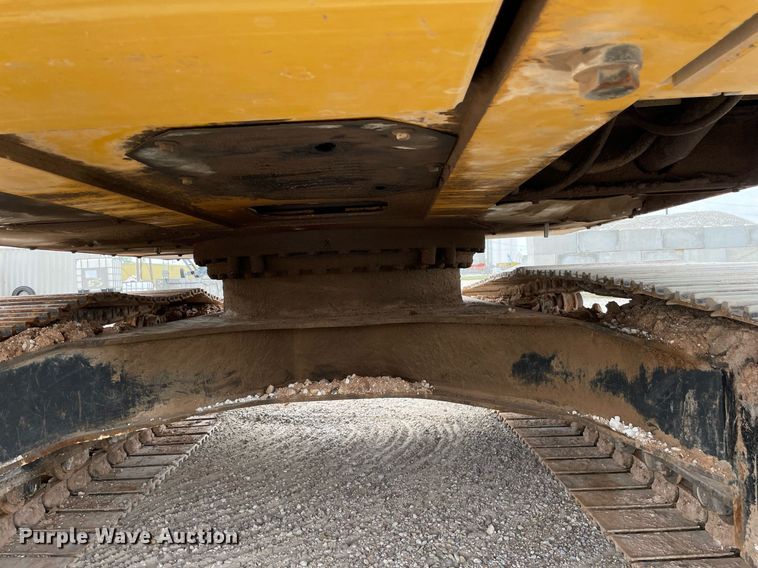 image for item MS9760 2002 John Deere 230CLC  excavator