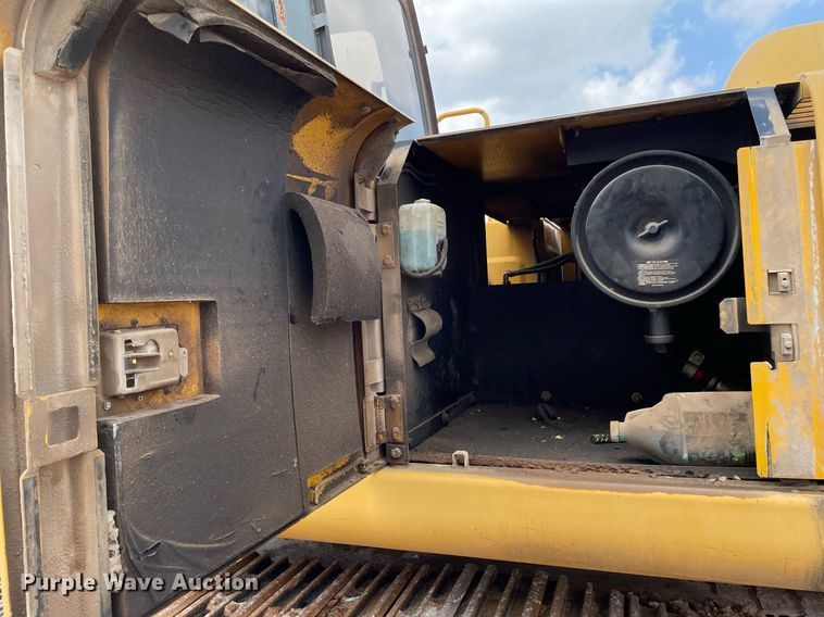 image for item MS9760 2002 John Deere 230CLC  excavator