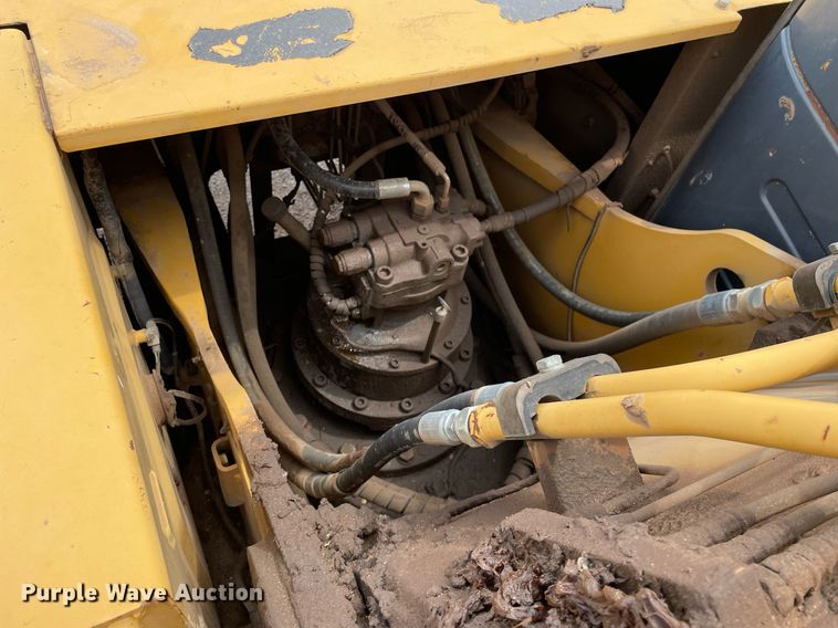 image for item MS9760 2002 John Deere 230CLC  excavator