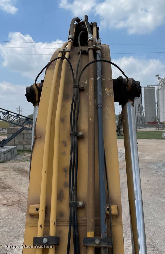 image for item MS9760 2002 John Deere 230CLC  excavator