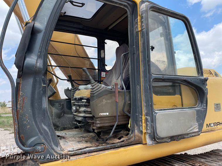 image for item MS9760 2002 John Deere 230CLC  excavator