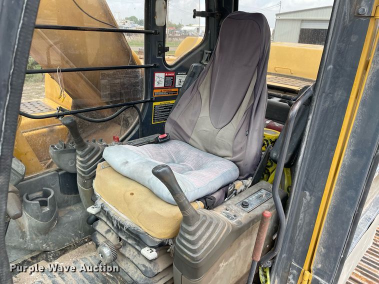 image for item MS9760 2002 John Deere 230CLC  excavator