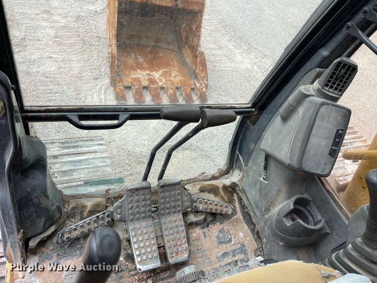 image for item MS9760 2002 John Deere 230CLC  excavator