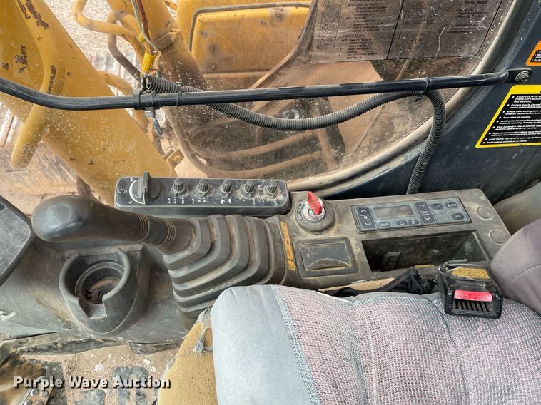 image for item MS9760 2002 John Deere 230CLC  excavator