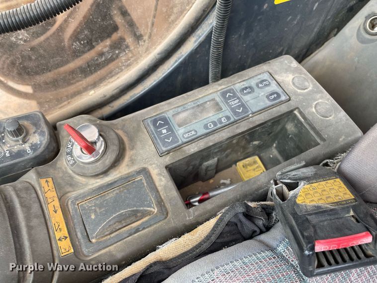 image for item MS9760 2002 John Deere 230CLC  excavator