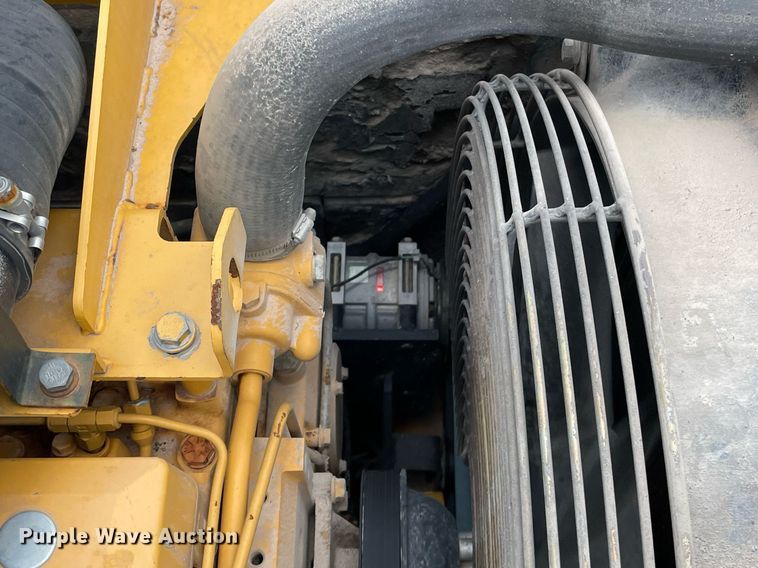 image for item MS9760 2002 John Deere 230CLC  excavator