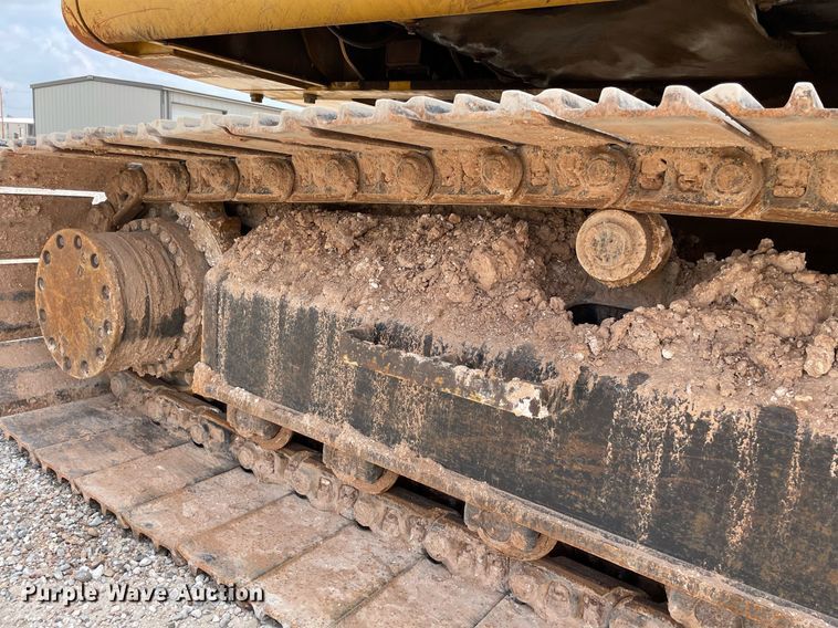 image for item MS9760 2002 John Deere 230CLC  excavator