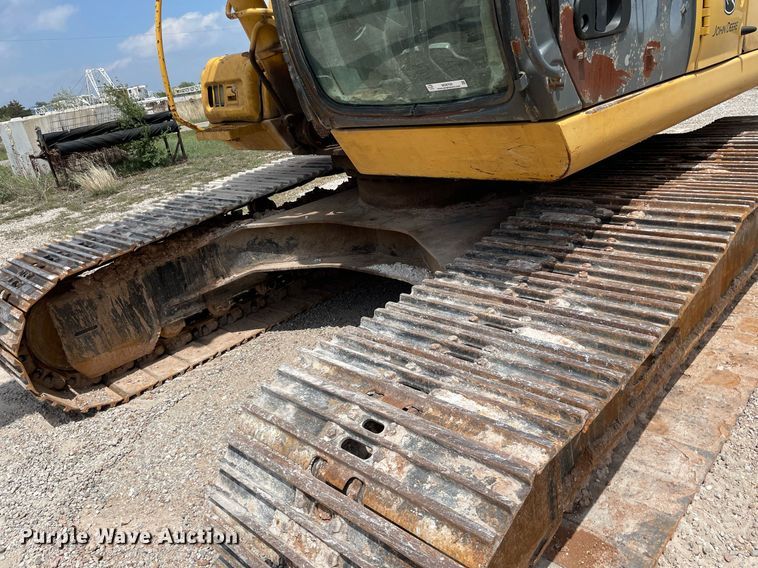 image for item MS9760 2002 John Deere 230CLC  excavator