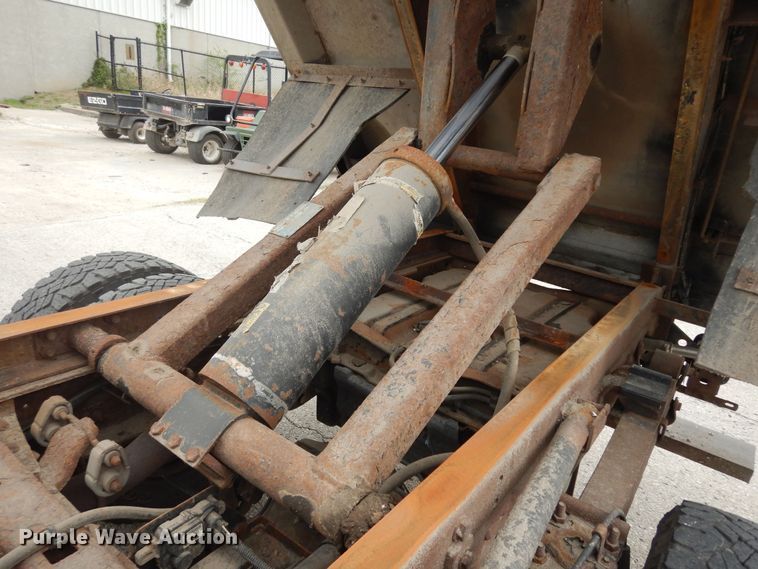 image for item DK1855 2006 Ford F350 Super Duty XL  dump bed pickup truck