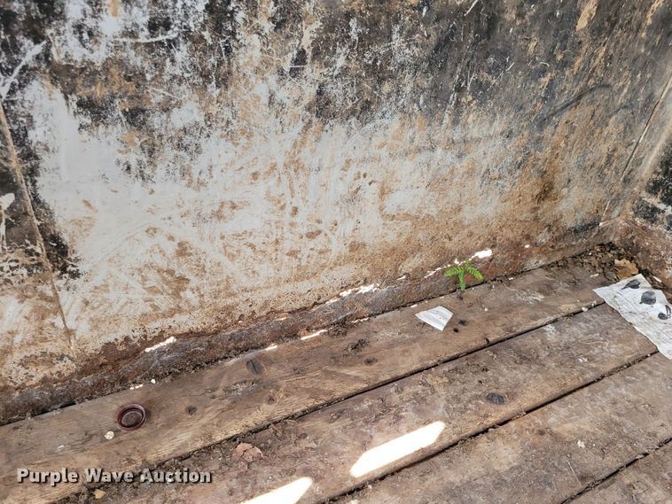 image for item DK1867 2004 Titan  livestock trailer