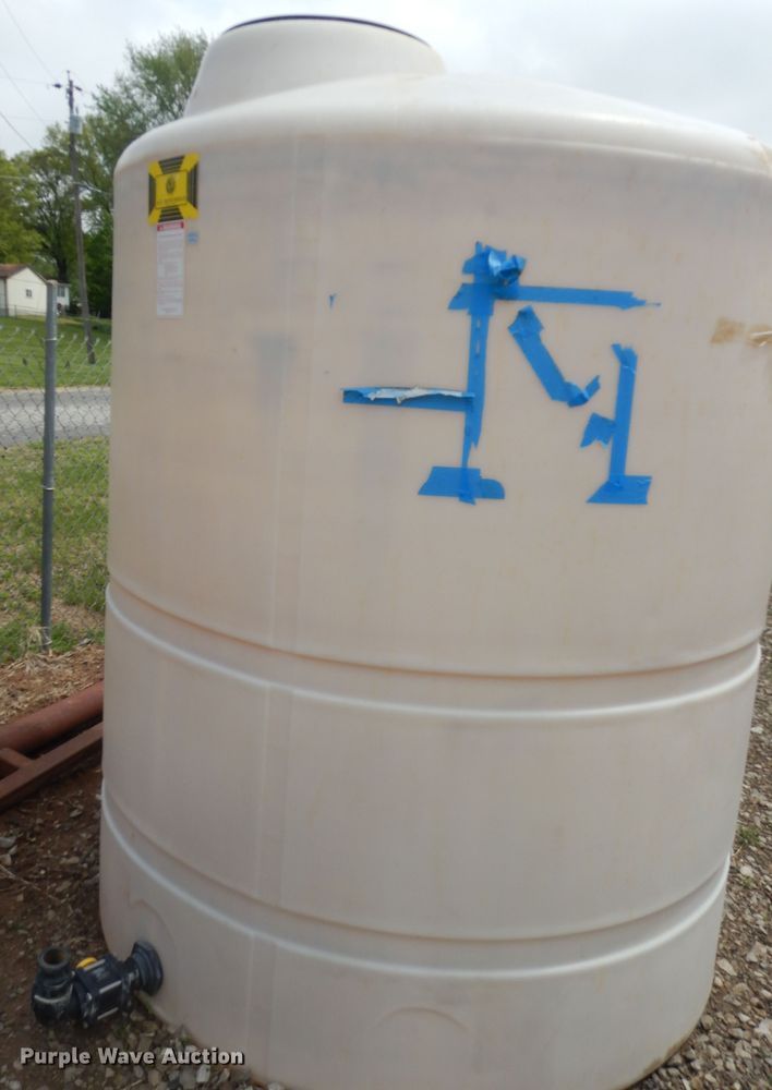 image for item DK1869 1,000 gallon poly tank