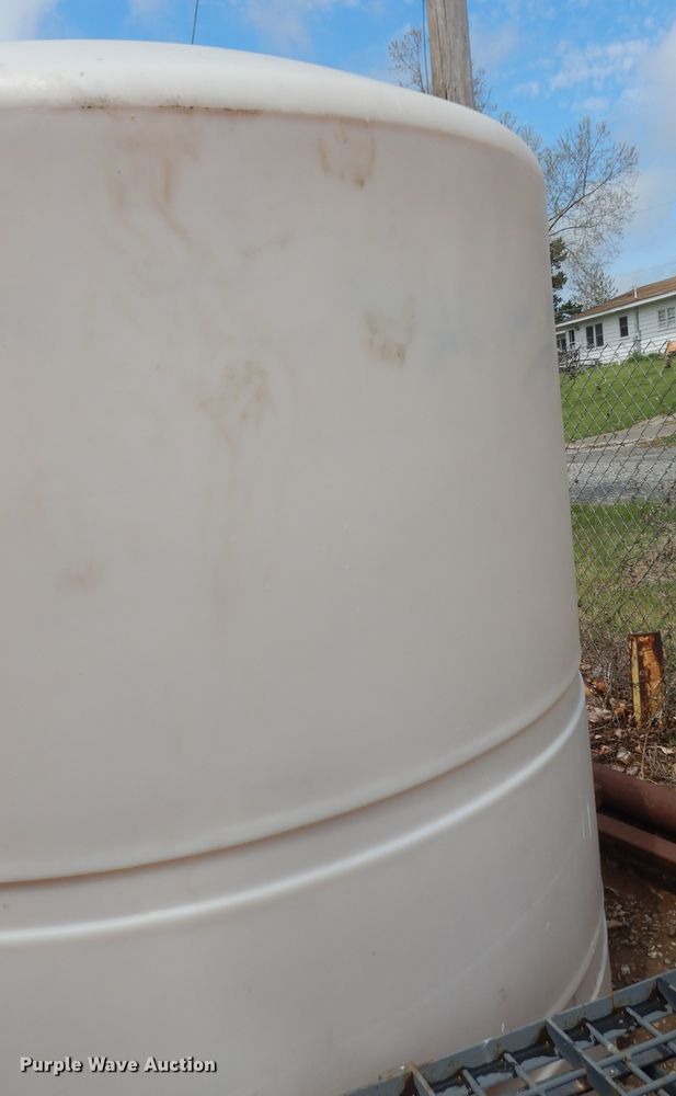 image for item DK1869 1,000 gallon poly tank