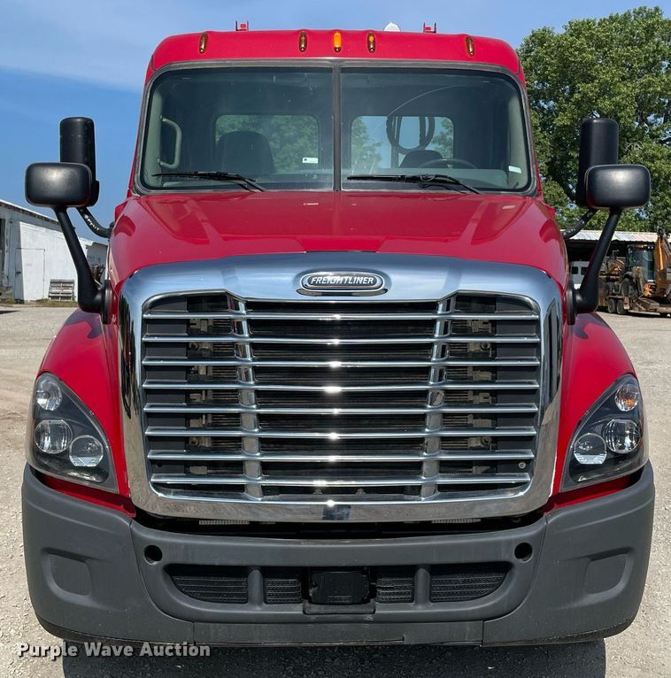 image for item DM0277 2015 Freightliner Cascadia 125  semi truck