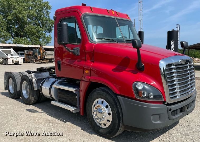 image for item DM0277 2015 Freightliner Cascadia 125  semi truck