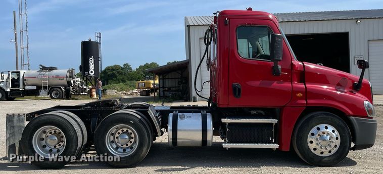 image for item DM0277 2015 Freightliner Cascadia 125  semi truck