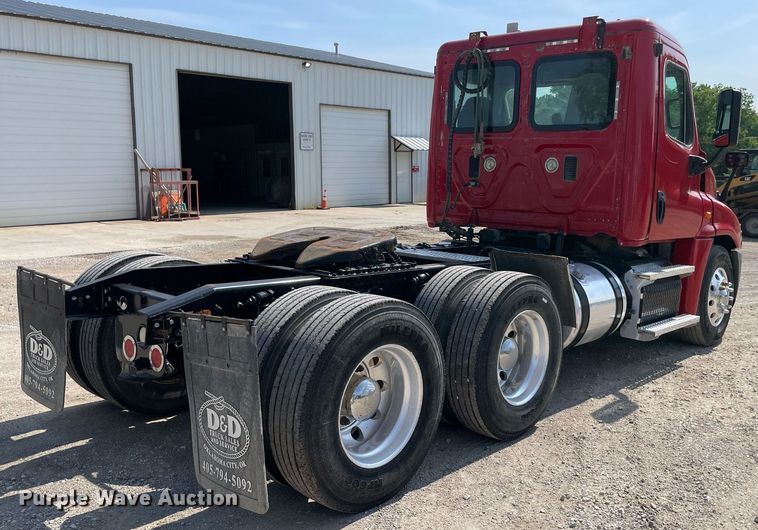 image for item DM0277 2015 Freightliner Cascadia 125  semi truck