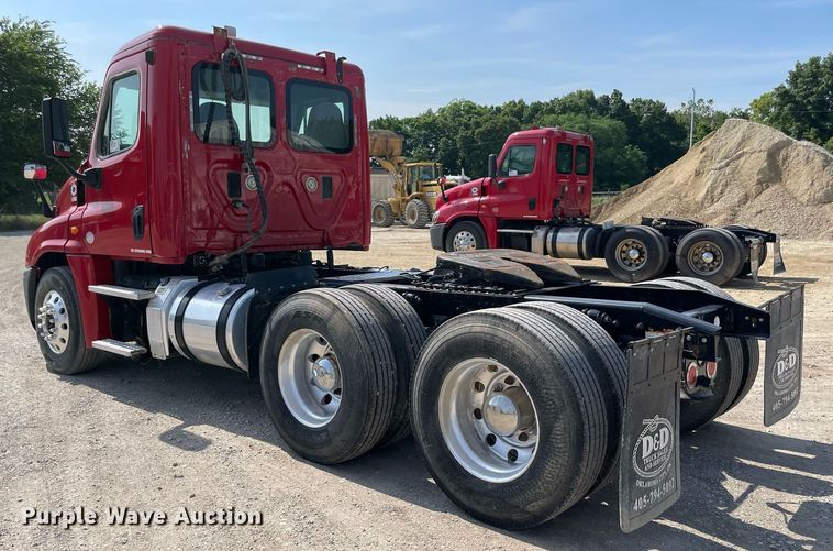 image for item DM0277 2015 Freightliner Cascadia 125  semi truck