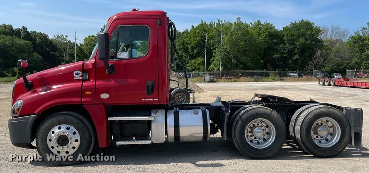 image for item DM0277 2015 Freightliner Cascadia 125  semi truck