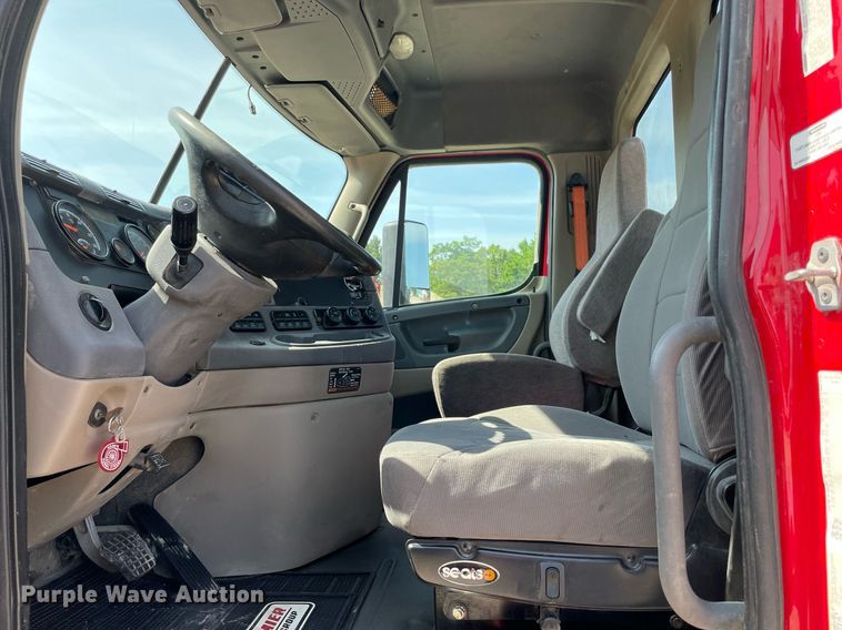 image for item DM0277 2015 Freightliner Cascadia 125  semi truck