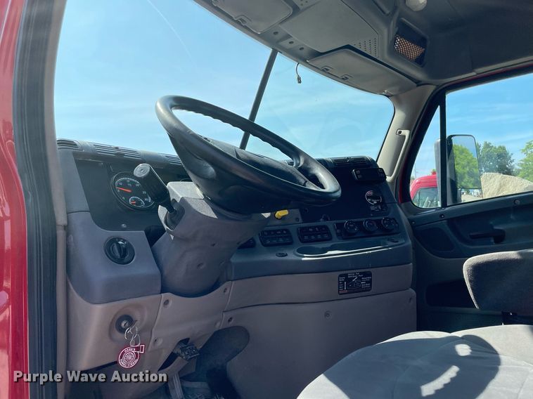 image for item DM0277 2015 Freightliner Cascadia 125  semi truck