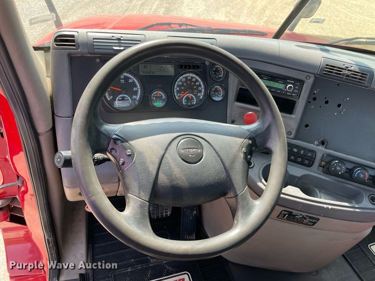 image for item DM0277 2015 Freightliner Cascadia 125  semi truck