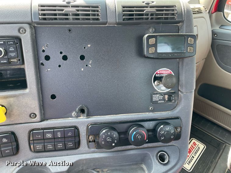 image for item DM0277 2015 Freightliner Cascadia 125  semi truck