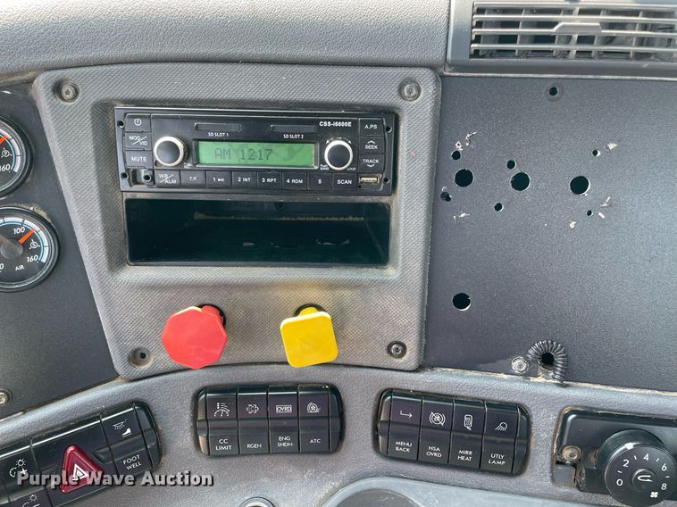 image for item DM0277 2015 Freightliner Cascadia 125  semi truck