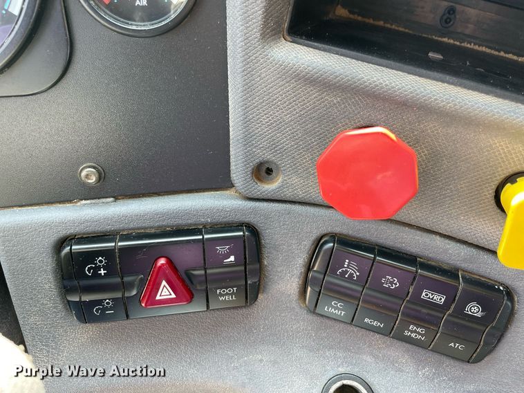 image for item DM0277 2015 Freightliner Cascadia 125  semi truck