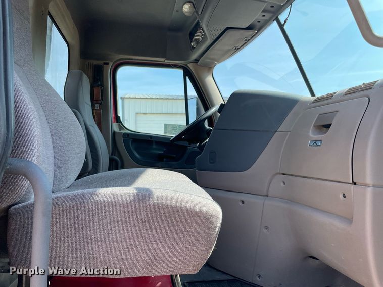 image for item DM0277 2015 Freightliner Cascadia 125  semi truck