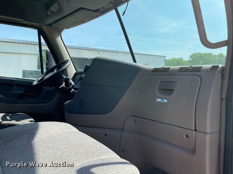 image for item DM0277 2015 Freightliner Cascadia 125  semi truck