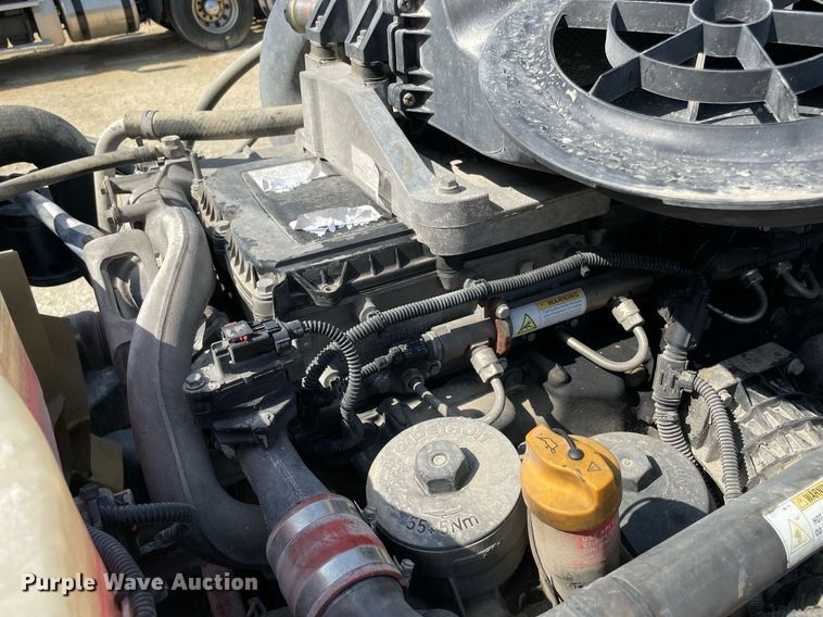 image for item DM0277 2015 Freightliner Cascadia 125  semi truck